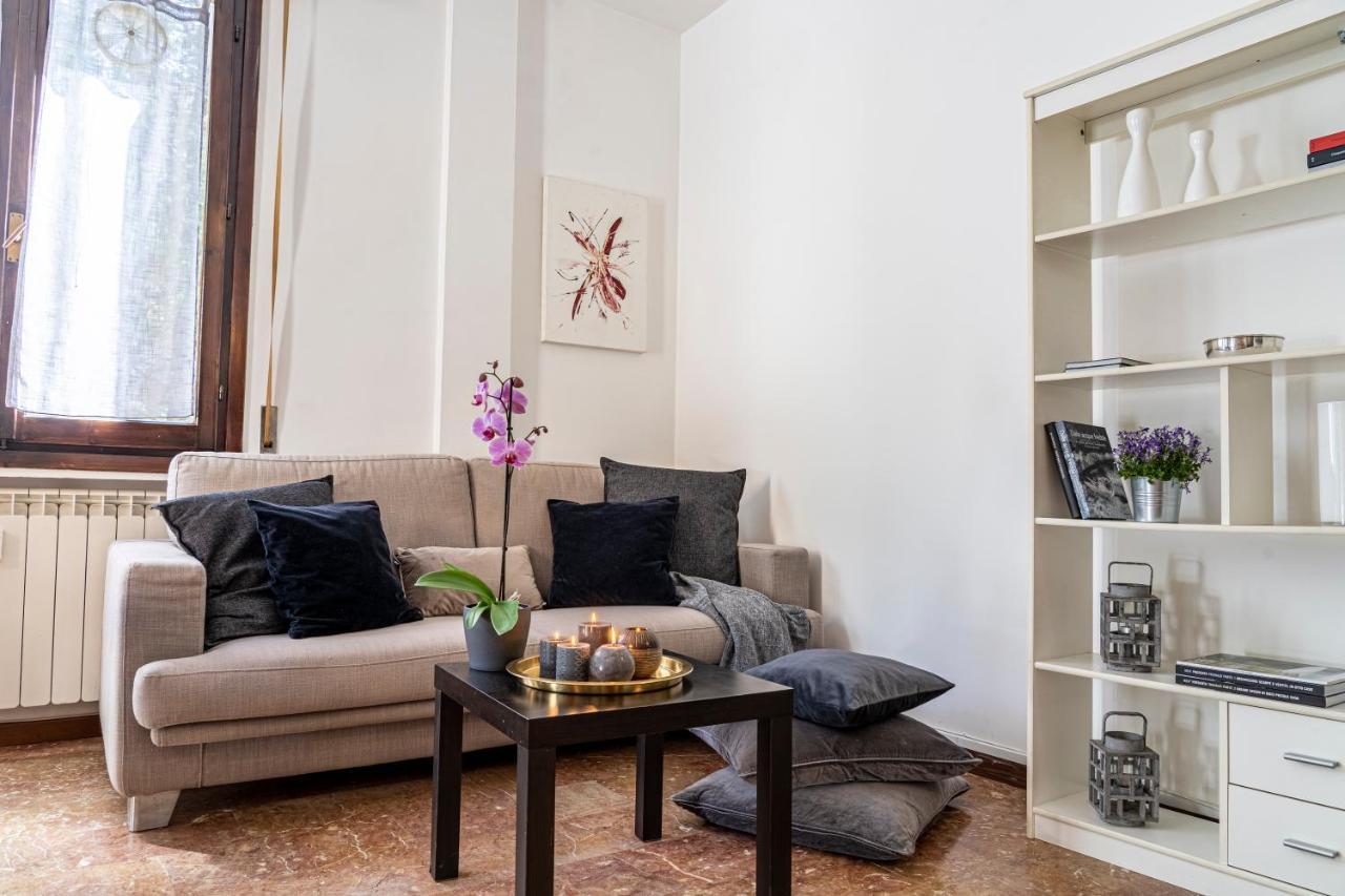 Cozy Roman Apartment With Parking Firenze Bagian luar foto