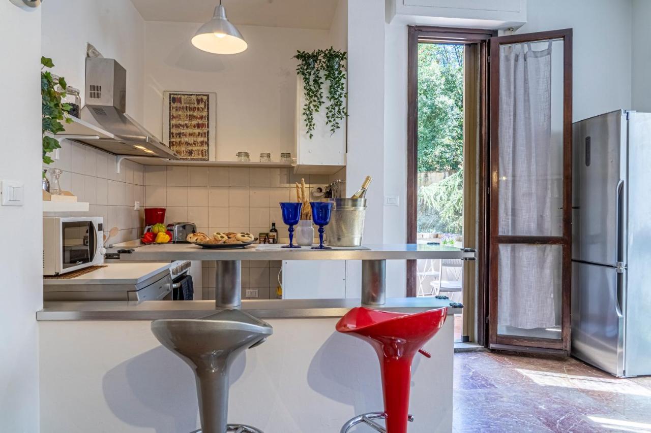 Cozy Roman Apartment With Parking Firenze Bagian luar foto